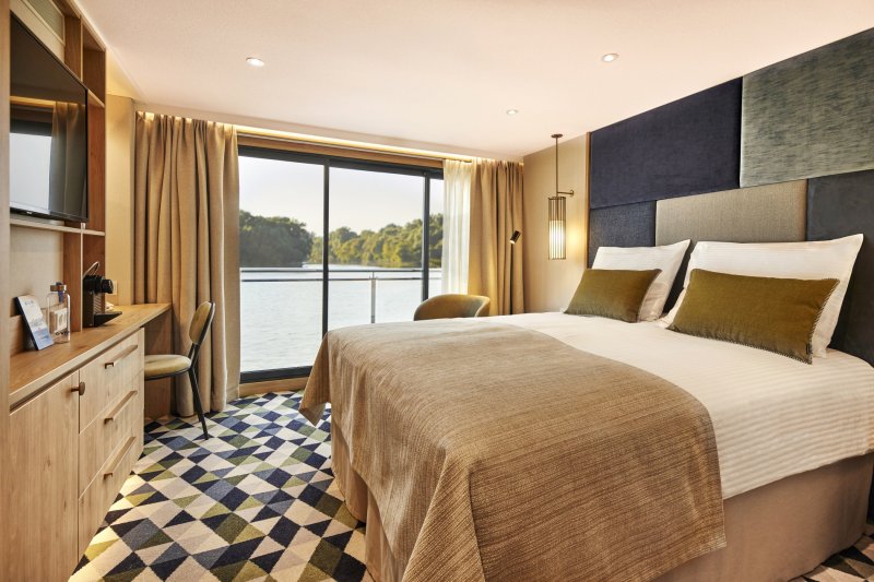 VIVA ONE two-bed cabin with French balcony