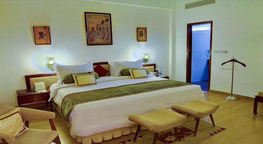 Hotel Clarks Shiraz, Agra - 4